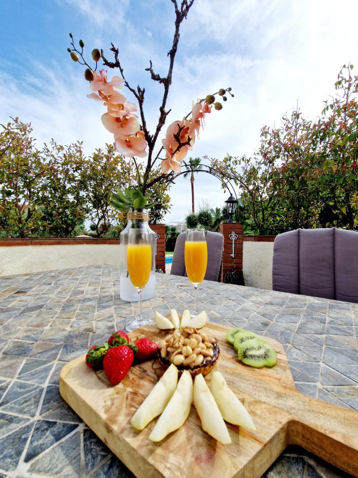 New Holiday House "Casa Mialina" With Private Pool, 300M To Beach 坎布里尔斯 外观 照片